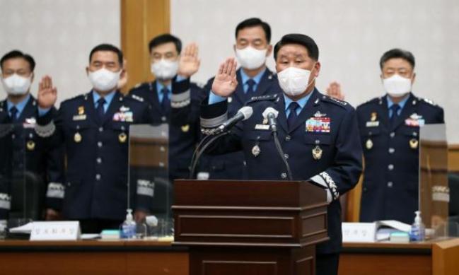 박인호 공군참모총장이 14일 계룡대에서 열린 국회 국방위원회의 공군본부에 대한 국정감사에 앞서 선서를 하고 있다. 한재호 기자