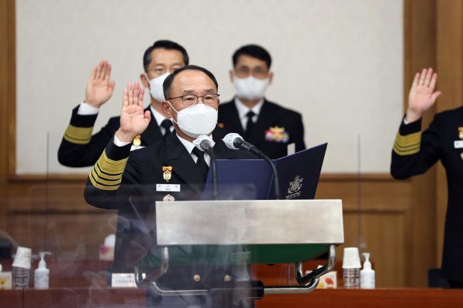 14일 계룡대에서 열린 국회 국방위원회의 해군본부에 대한 국정감사에서 부석종 해군참모총장이 선서를 하고 있다.        한재호 기자