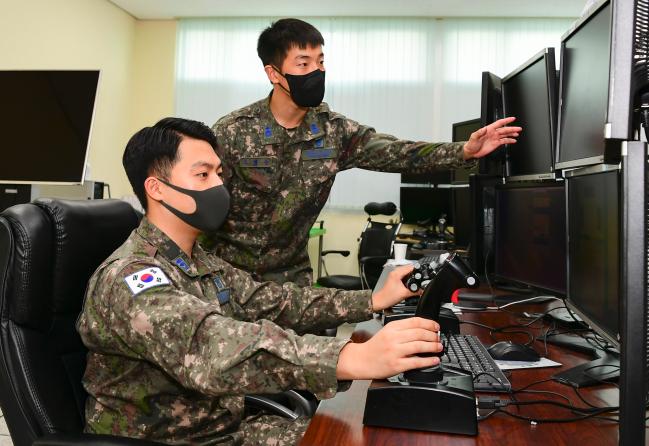공군군수사령부 항공소프트웨어지원소가 14일과 15일 이틀간 개최하고 있는 ‘항공소프트웨어 기술발전 연구발표 대회’ 참가 장병들이 발표에 앞서 자신들이 개발한 소프트웨어를 점검하고 있다.  부대 제공