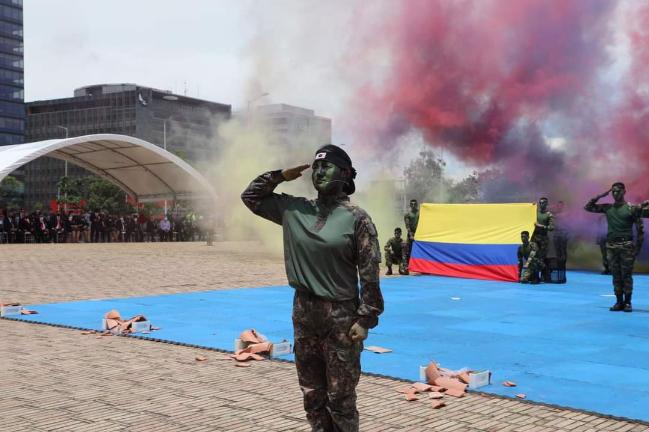 OOOO 육군사관학교(육사) 태권도 교관인 박주희 대위가 지난 10일(현지시간) 보고타 전쟁영웅기념비 앞에서 열린 OOOO 육사 생도들의 ‘6·25 참전군인의 날’ 태권도 시범 후 경례하고 있다. 