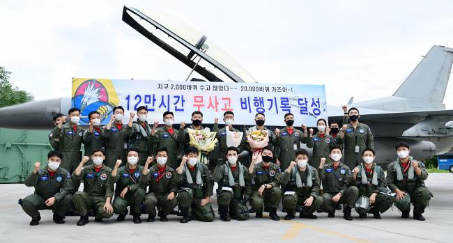 12만 시간 무사고 금자탑을 세운 공군6639부대 159비행대대원들이 무사고 전통을 이어갈 것을 다짐하며 파이팅을 외치고 있다.  사진 제공=전미화 중사