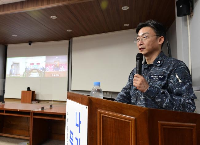 이국종 아주대병원 교수이자 명예 해군중령이 지난 15일 해군1함대사령부 선봉관에서 육·해상 지휘관·참모를 대상으로 온택트 특별강연을 하고 있다.  부대 제공