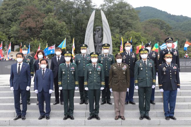 지난 15일 경북 칠곡군 자고산 한미 우정의 공원에서 열린 낙동강 방어선 전투 71주년 전승기념식 후 김정수(앞줄 가운데) 육군2작전사령관을 비롯한 참석자들이 기념사진을 촬영하고 있다.  부대 제공