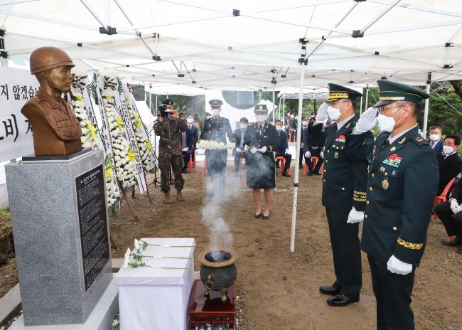 16일 육군22보병사단 사령부에서 열린 고(故) 김근수 중위 추모 흉상 제막식에서 여운태(오른쪽 둘째) 사단장과 주임원사가 경례하고 있다. 
 사진 제공=김학범 상사