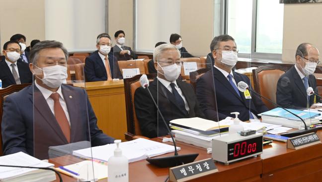 정석환(맨 왼쪽) 병무청장이 지난 15일 국회 국방위원회 국정감사에 참석해 회의 시작을 기다리고 있다. 병무청은 이날 입영판정검사와 대체역제도 운영 등 역점추진사업과 주요업무를 보고했다.  연합뉴스
