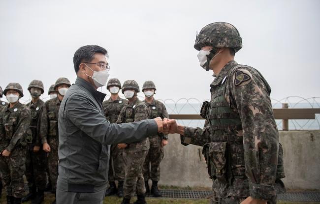 서욱(왼쪽) 국방부 장관이 지난 15일 육군35보병사단 해안경계부대를 방문해 장병들을 격려하고 있다. 
 국방부 제공 