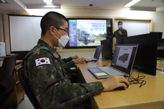 육군정보통신학교 특기병 교육생이 교관 설명에 따라 ATCIS-Ⅱ 3D 학습 콘텐츠를 학습하고 있다. 
 부대 제공