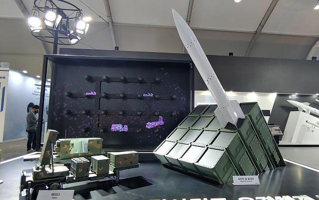 LIG넥스원이 한국형 장사정포요격체계를 모형으로 전시하고 있다. 