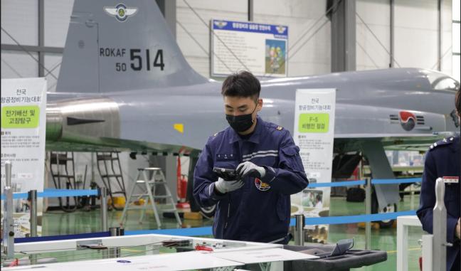 제5회 전국 항공정비기능대회에 출전한 공군11전투비행단 김주원 하사가 항공기 정비 부품을 점검하고 있다.  부대 제공