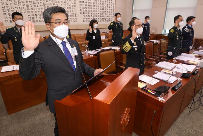 서욱(맨 왼쪽) 국방부 장관이 19일 오후 국회에서 열린 국회 법제사법위원회 군사법원 국정감사에서 선서하고 있다.  연합뉴스