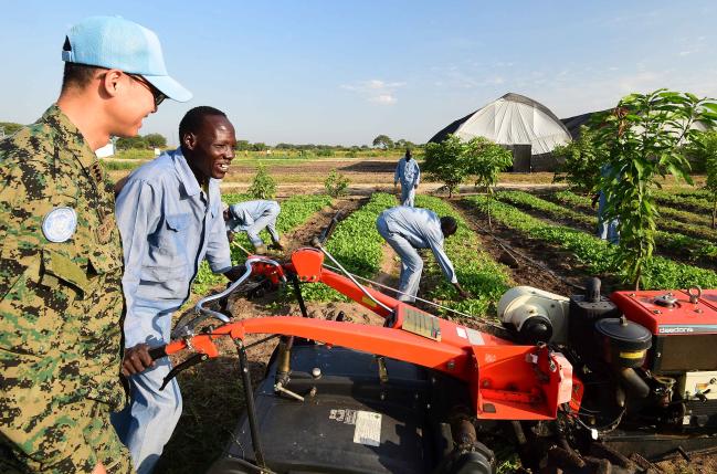 우리 군 해외파병은 대한민국 위상 제고와 국력 향상에 크게 기여해 왔다. 사진은 지난 2016년 한빛부대 주둔지 인근 한빛농장에서 우리 장병과 현지인 농업 교육생이 함께한 모습.  이경원 기자
