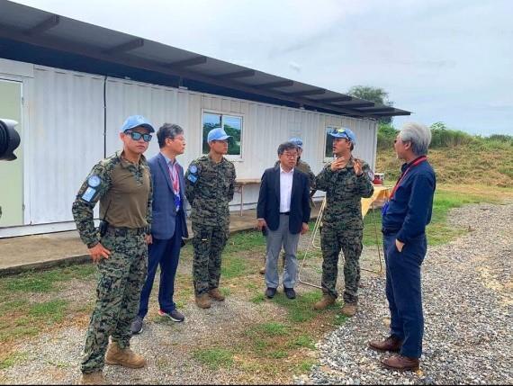 지난 2019년 10월 남수단 한빛부대를 방문한 홍규덕(오른쪽 셋째) 숙명여대 교수가 부대 현황을 청취하고 있다.  홍규덕 교수 제공