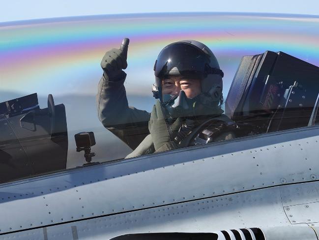 역대 대통령 최초 전투기 탑승 영공 비행  문재인 대통령이 20일 경기 성남 서울공항에서 열리고 있는 서울 국제 항공우주 및 방위산업 전시회 2021 기념행사장에 도착, 엄지를 세우고 있다. 우리나라 대통령으로 FA-50 전투기를 탄 것은 문 대통령이 처음이다. 문 대통령은 앞서 공군 수원기지에서 이륙해 독립기념관, 국립서울현충원, 용산 전쟁기념관 상공을 비행한 뒤 서울공항에 착륙했다.  청와대 제공