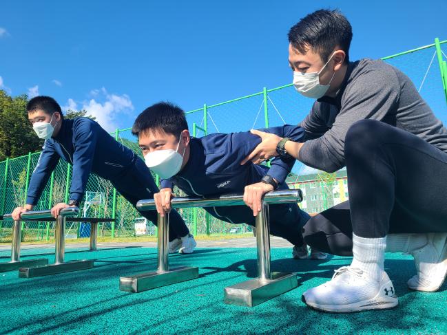 쌍호여단 최재훈(맨 오른쪽) 중위가 장병들에게 맞춤식 운동법을 설명하고 있다.  사진 제공=이정민 대위