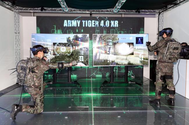 육군 전시관에서 ‘아미타이거 4.0 XR(Army TIGER 4.0 XR)’을 시연하는 모습.