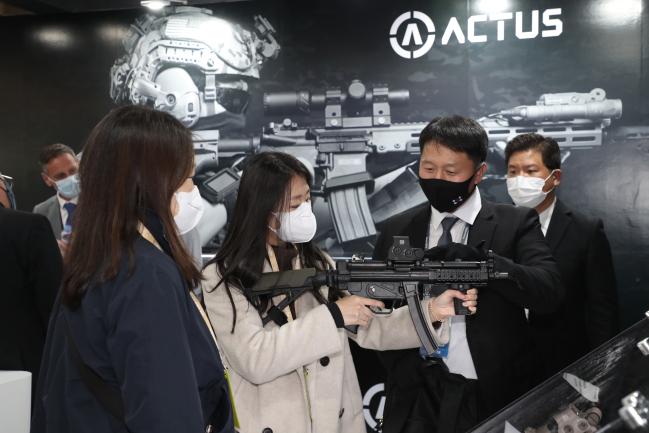 중소기업 전시관을 찾은 방문객들이 수옵틱스 부스에서 총기 조준경 설명을 듣고 있다.