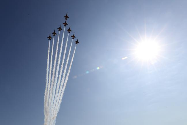 경기도 성남시 서울공항에서 지난 18일 열린 ‘서울 국제 항공우주 및 방위산업 전시회 2021(서울 ADEX 2021)’ 프레스데이 행사에서 공군 블랙이글스가 멋진 비행을 선보이고 있다.
