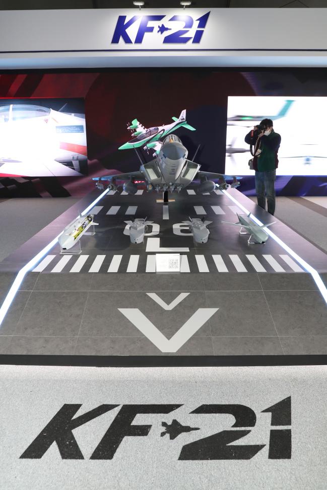 한국항공우주산업 부스에 전시된 한국형 전투기 KF-21 보라매 모형.