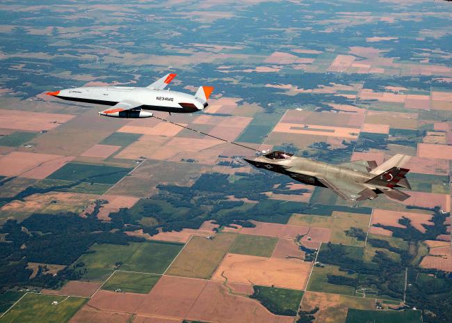 지난 9월 13일 보잉 MQ-25 스팅레이 무인 공중급유기 시제기가 F-35 라이트닝 II를 상대로 공중 급유에 성공하였다. 사진 = 미 해군 홈페이지
