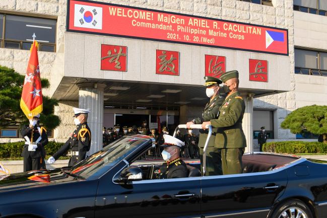 김태성(뒷줄 왼쪽) 해병대사령관과 카쿨리탄 필리핀 해병대사령관이 20일 해병대사령부 본청 광장에서 열병하고 있다.  사진 제공=노인우 상사