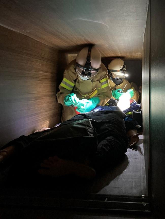 국군간호사관학교가 21일 개최한 재난간호 교육과정에서 교육생들이 가상의 밀폐 공간에서 부상자를 응급처치하고 있다.  부대 제공