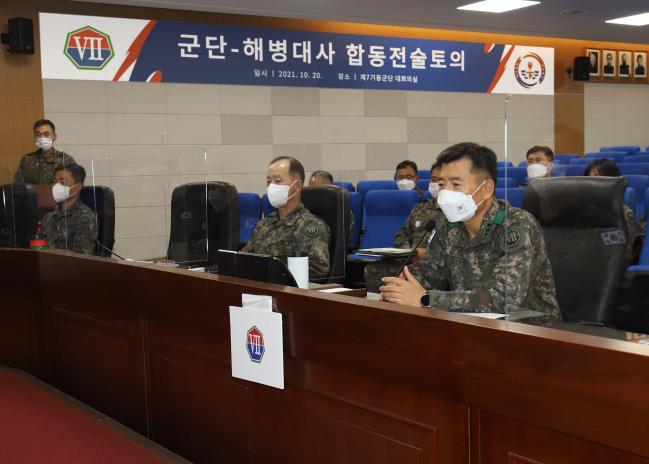 허강수(앞줄 오른쪽) 육군7기동군단장이 20일 화상으로 열린 ‘7군단-해병대사령부 합동전술토의’에서 발언하고 있다.  부대 제공