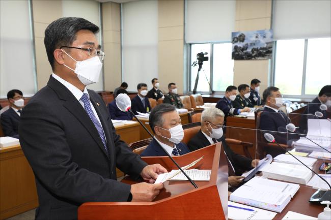 서욱 국방부 장관이 21일 서울 여의도 국회에서 열린 국방위원회 국방부 종합감사에서 업무보고를 하고 있다. 이 자리에서 서 장관은 확고한 군사대비태세로 ‘한반도 평화 프로세스’를 뒷받침하겠다는 의지를 강조했다.  연합뉴스