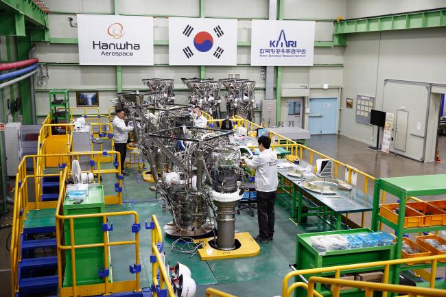 한화에어로스페이스 엔지니어들이 한국형 발사체 ‘누리호’ 엔진을 제작하고 있다. 한화에어로스페이스는 총 6기의 누리호 엔진을 생산·납품한다.