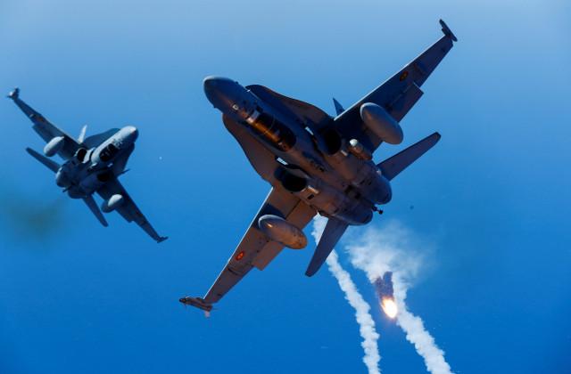 스페인 공군의 FA-18전투기가 21일(현지시간) 카나리아제도에서 실시하고 있는 오션 스카이 (Ocean Sky) 항공전투훈련에서 플레어를 터뜨리며 비행하고 있다. 로이터=연합뉴스