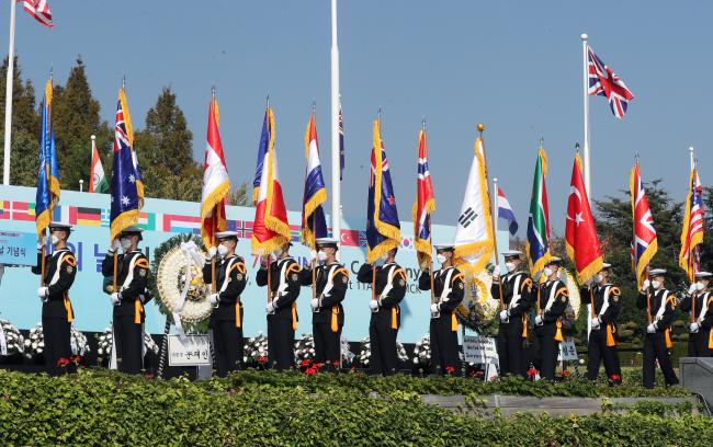 지난 22일 부산시 남구 유엔기념공원에서 열린 제76주년 유엔의 날 기념식에 안장국 국기가 입장하고 있다.  연합뉴스