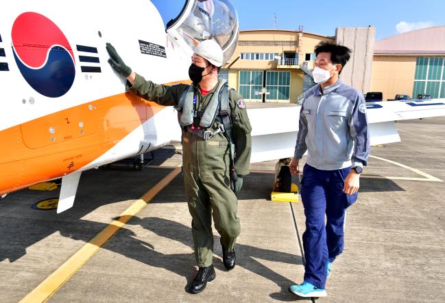 공군군수사령부 81항공정비창이 25일 무사고 시험비행 36년 기록을 달성한 가운데 조종사(왼쪽)와 정비사가 지난 22일 3017회째 시험비행을 앞두고 기체를 최종점검하고 있다. 사진 제공=한범희 원사(진)