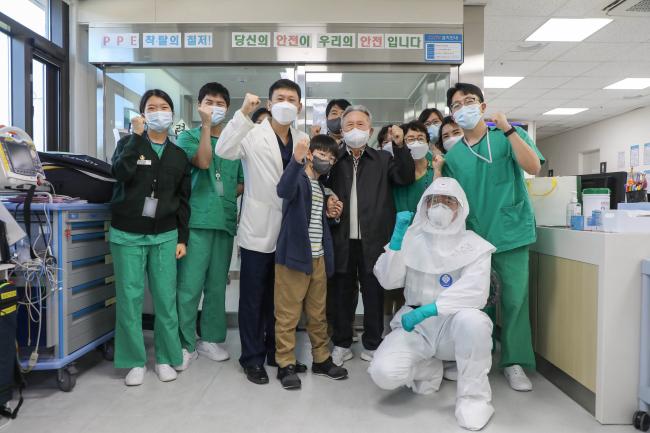 양재순(왼쪽 다섯째) 옹과 그의 손자 고준(왼쪽 넷째) 군이 감사 인사를 전하기 위해 국군수도병원을 방문한 자리에서 군의료진과 파이팅 포즈를 취하고 있다. 