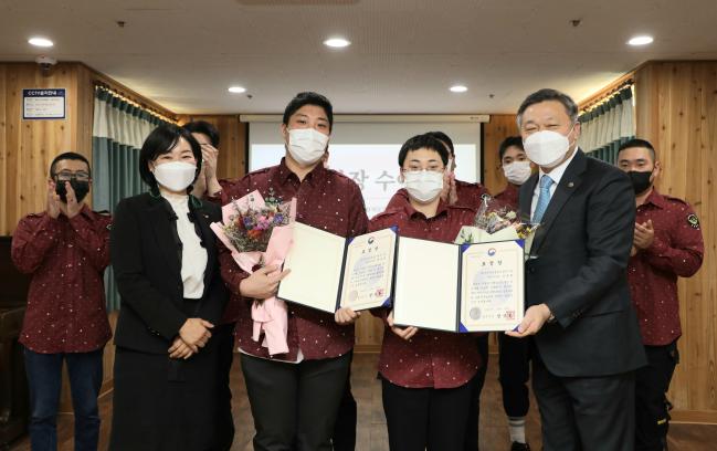 정석환(앞줄 맨 오른쪽) 병무청장이 25일 재능기부로 사랑나눔을 실천한 박도경·김응한(앞줄 왼쪽 둘째부터) 사회복무요원에게 표창장을 수여한 뒤 관계자들과 기념촬영을 하고 있다.  병무청 제공