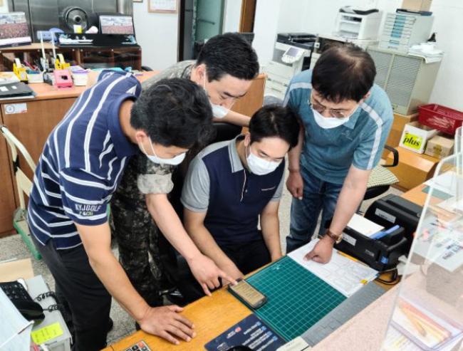 인천광역시 옹진군 덕적면 주민들이 공군기상단 한성진(원사·진·왼쪽 둘째) 400기상파견대장과 함께 문자메시지로 전송된 기상정보를 살펴보고 있다. 