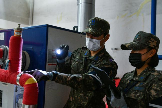 다음 달 5일까지 계속되는 공군11전투비행단 동계 재난대비 안전점검에서 점검관들이 부대 내 난방시설물 상태를 확인하고 있다.  사진 제공=편보현 원사