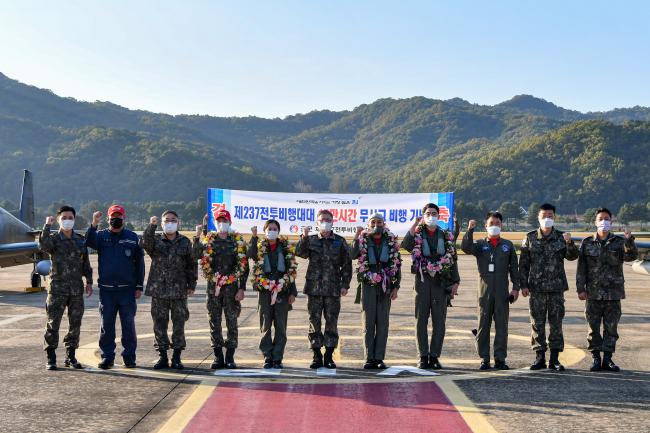 공군8전투비행단 237전투비행대대가 25일 17만 시간 무사고 비행기록을 달성해 김영채(준장·가운데) 비행단장과 부대원들이 기념사진을 찍고 있다.  사진 제공=김수민 상병