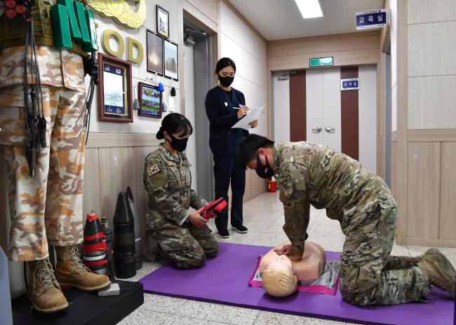 공군38전투비행전대 폭발물처리요원들이 응급처치 교육에 참여해 심폐소생술을 실습하고 있다.   사진 제공=유영임 상사