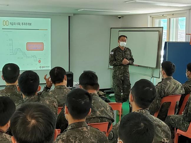 육군8군단 이희준(대령) 재정참모가 장병들을 대상으로 ‘행복한 군인의 경제생활 원칙, 지켜야 산다’를 주제로 금융경제교육을 하고 있다.  사진 제공=윤성진 중령(진)