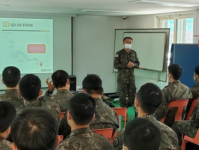 육군8군단 이희준(대령) 재정참모가 장병들을 대상으로 ‘행복한 군인의 경제생활 원칙, 지켜야 산다’를 주제로 금융경제교육을 하고 있다.  사진 제공=윤성진 중령(진)