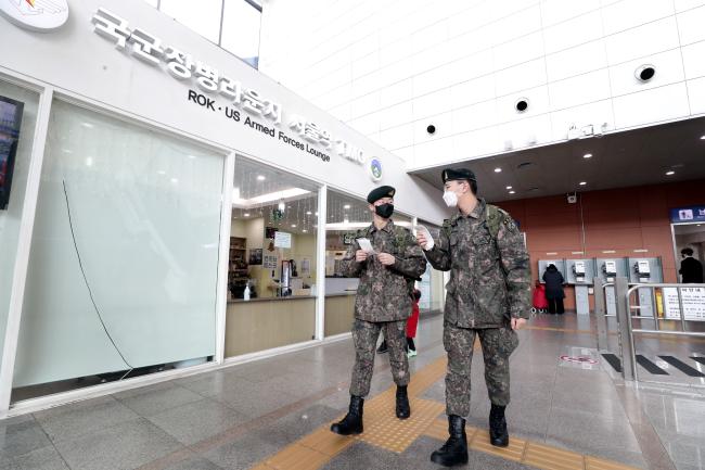 휴가를 나온 육군 장병들이 서울역 대합실 국군장병라운지 서울역 TMO에서 기차표 발권을 하고 발걸음을 재촉하는 모습. 이경원 기자