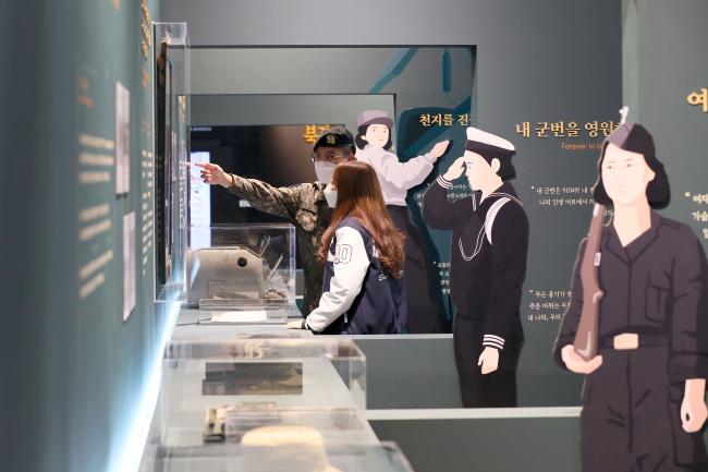 육군 장병이 휴가 중 여동생과 함께 서울 용산 전쟁기념관을 찾아 전시회를 둘러보는 모습. 한재호 기자