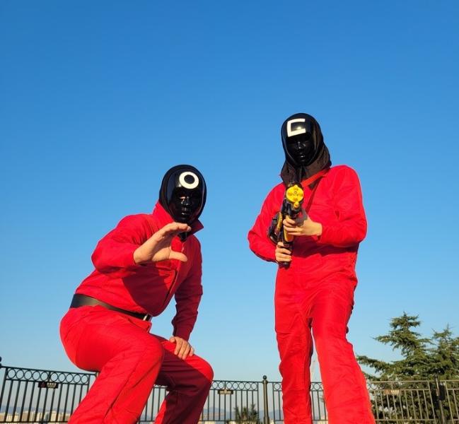 넷플릭스 드라마 ‘오징어게임’ 분장을 한 진행자들.  사진=이월드