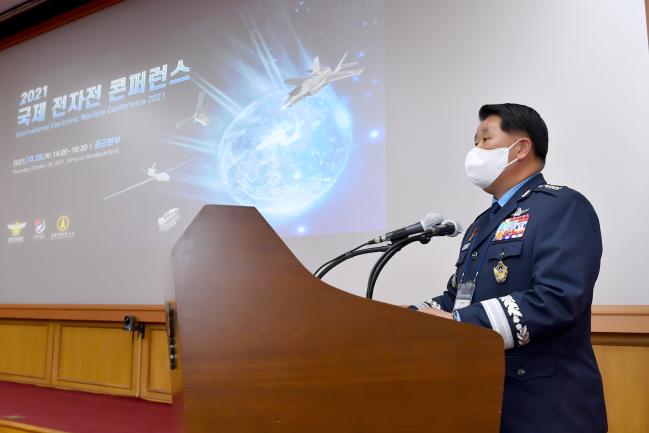 28일 공군본부에서 전자전 발전과 국제협력 강화를 위한 ‘2021 국제 전자전 콘퍼런스’가 열려 박인호 공군참모총장이 개회사를 하고 있다.  공군 제공