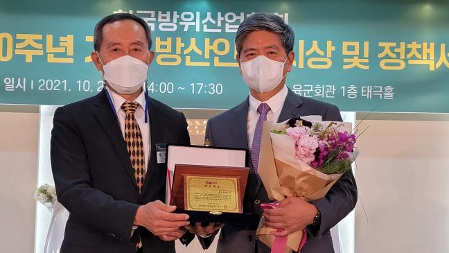 28일 육군회관에서 열린 ‘자랑스러운 방산인상’ 시상식에서 채우석(왼쪽) 회장이 고(故) 오원철 청와대 경제수석비서관을 대신해 아들인 오범규 명지대 교수에게 방산대상을 전달한 후 기념사진을 찍고 있다. 방산학회 제공 