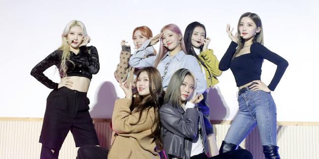 지난달 27일 강원도 철원군 육군6보병사단 사령부에서 진행된 국방FM ‘레이나의 건빵과 별사탕’ 특집 공개방송에 출연한 걸그룹 퍼플키스가 엔딩포즈를 취하고 있다. 