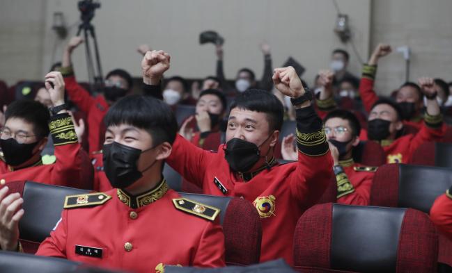지난달 27일 강원도 철원군 육군6보병사단 사령부에서 진행된 국방FM ‘레이나의 건빵과 별사탕’ 특집 공개방송에 참여한 군악대 소속 장병들이 공연을 관람하며 환호하고 있다. 