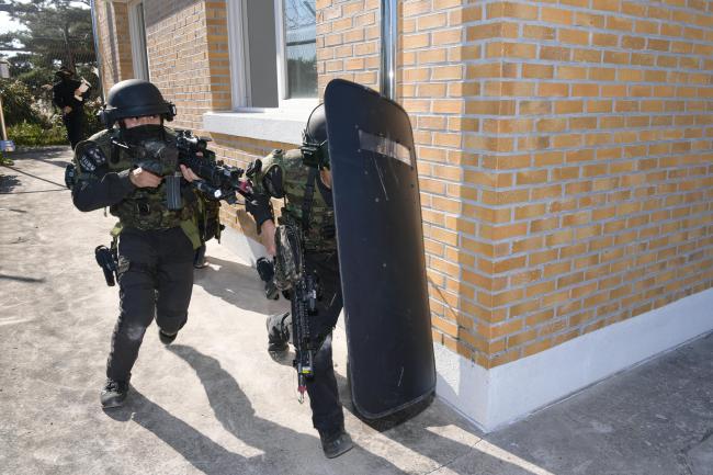 지난달 25일부터 29일까지 공군교육사령부에서 ‘제10회 공군 대테러 전술경연대회’가 진행된 가운데 참가 장병들이 가상의 테러진압 및 인질구출을 위해 작전을 펼치고 있다.  공군 제공