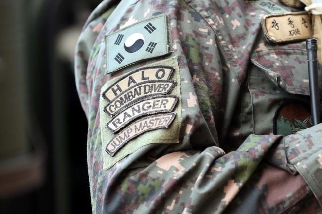 강 원사 군복 오른쪽에 붙어 있는 각종 패치들. 그가 일선 전투부대에서 치열한 군 생활을 해왔음을 보여준다.
