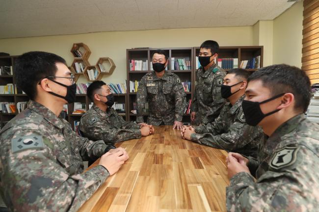 중대 행정보급관인 강 원사는 훈련이 끝나면 중대원들 고민 상담도 빼놓지 않고 있다.