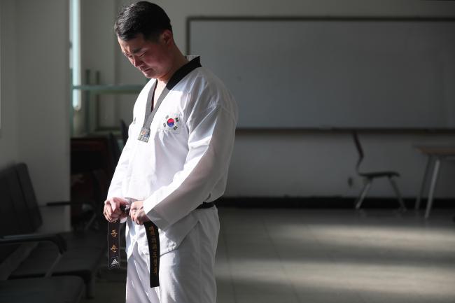 육군32보병사단 독수리여단 기동중대 강동순(원사) 행정보급관이 태권도복을 입고 호흡을 가다듬고 있다. 강 원사는 현역 장병을 기준으로 육군에 3명뿐인 태권도 8단 중 한 명이다.
